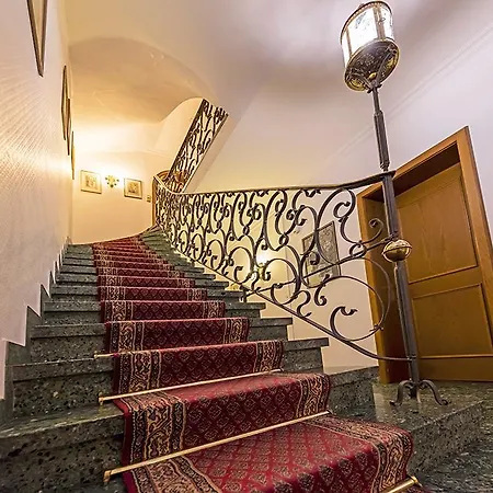 מלון Burghotel 3*